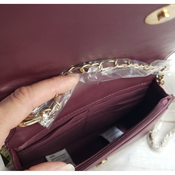 Elegant Burgundy Chain Shoulder Bag - Picture 3 of 9